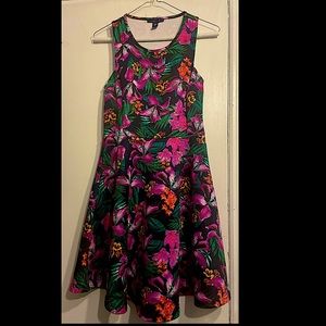 Floral knee-length dress, sleeveless, scoop-neck, high-waist fit, size M